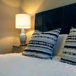 - Meets Nature - Riverside - Sleeps 8 - Balcony