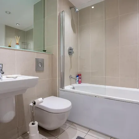 - Meets Nature - Riverside - Sleeps 8 - Balcony Apartment *