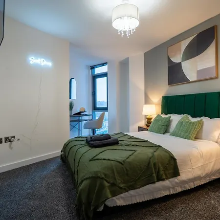 - Meets Nature - Riverside - Sleeps 8 - Balcony Apartment *