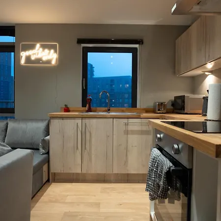 - Meets Nature - Riverside - Sleeps 8 - Balcony * 利兹