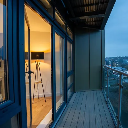 - Meets Nature - Riverside - Sleeps 8 - Balcony 利兹