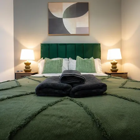 - Meets Nature - Riverside - Sleeps 8 - Balcony 利兹