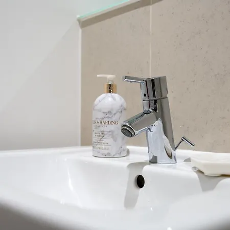 - Meets Nature - Riverside - Sleeps 8 - Balcony 利兹