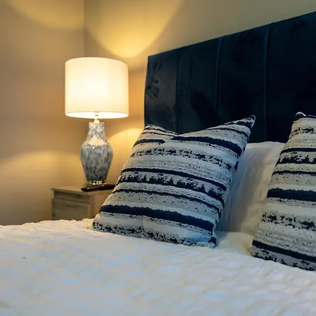 - Meets Nature - Riverside - Sleeps 8 - Balcony