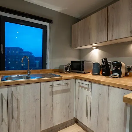 - Meets Nature - Riverside - Sleeps 8 - Balcony דירה לידס