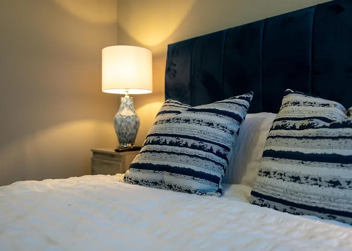 - Meets Nature - Riverside - Sleeps 8 - Balcony