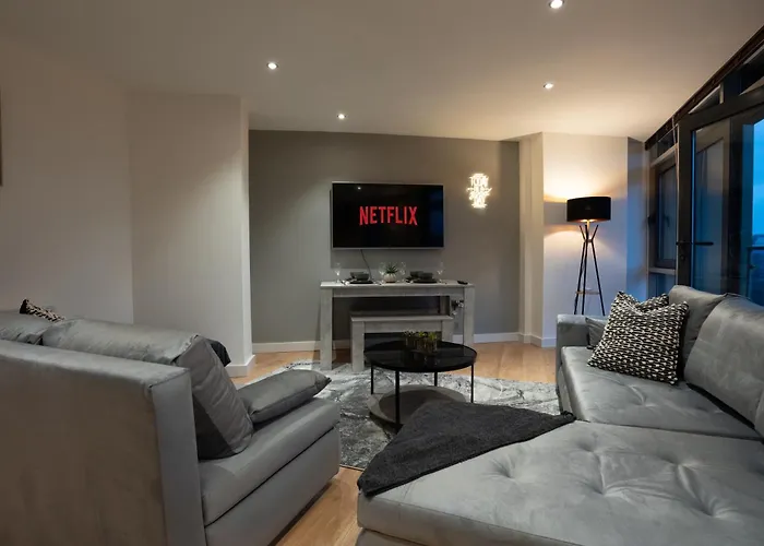 - Meets Nature - Riverside - Sleeps 8 - Balcony *