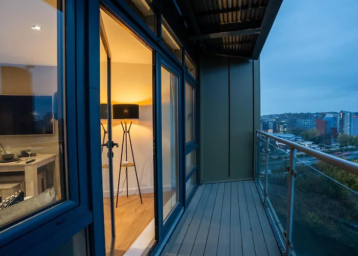 - Meets Nature - Riverside - Sleeps 8 - Balcony Leeds (West Yorkshire)