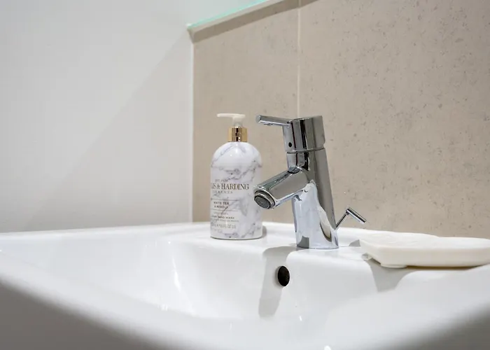 - Meets Nature - Riverside - Sleeps 8 - Balcony Leeds (West Yorkshire)